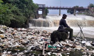 Penampakan styrofoam dan plastik di Sungai Cisadane, Empang Kota Bogor, Foto/Isitimewa Penampakan styrofoam dan plastik di Sungai Cisadane, Empang Kota Bogor, Foto/Isitimewa