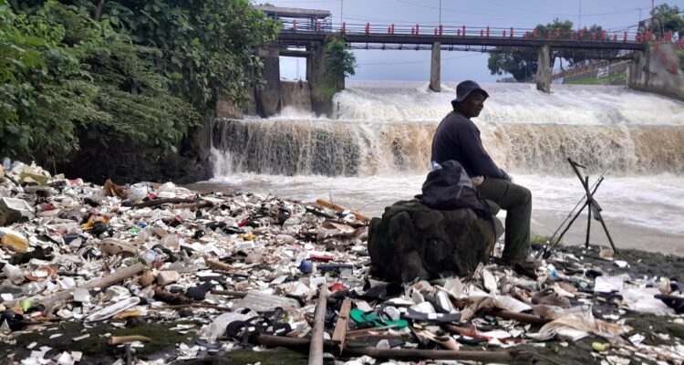 Penampakan styrofoam dan plastik di Sungai Cisadane, Empang Kota Bogor, Foto/Isitimewa