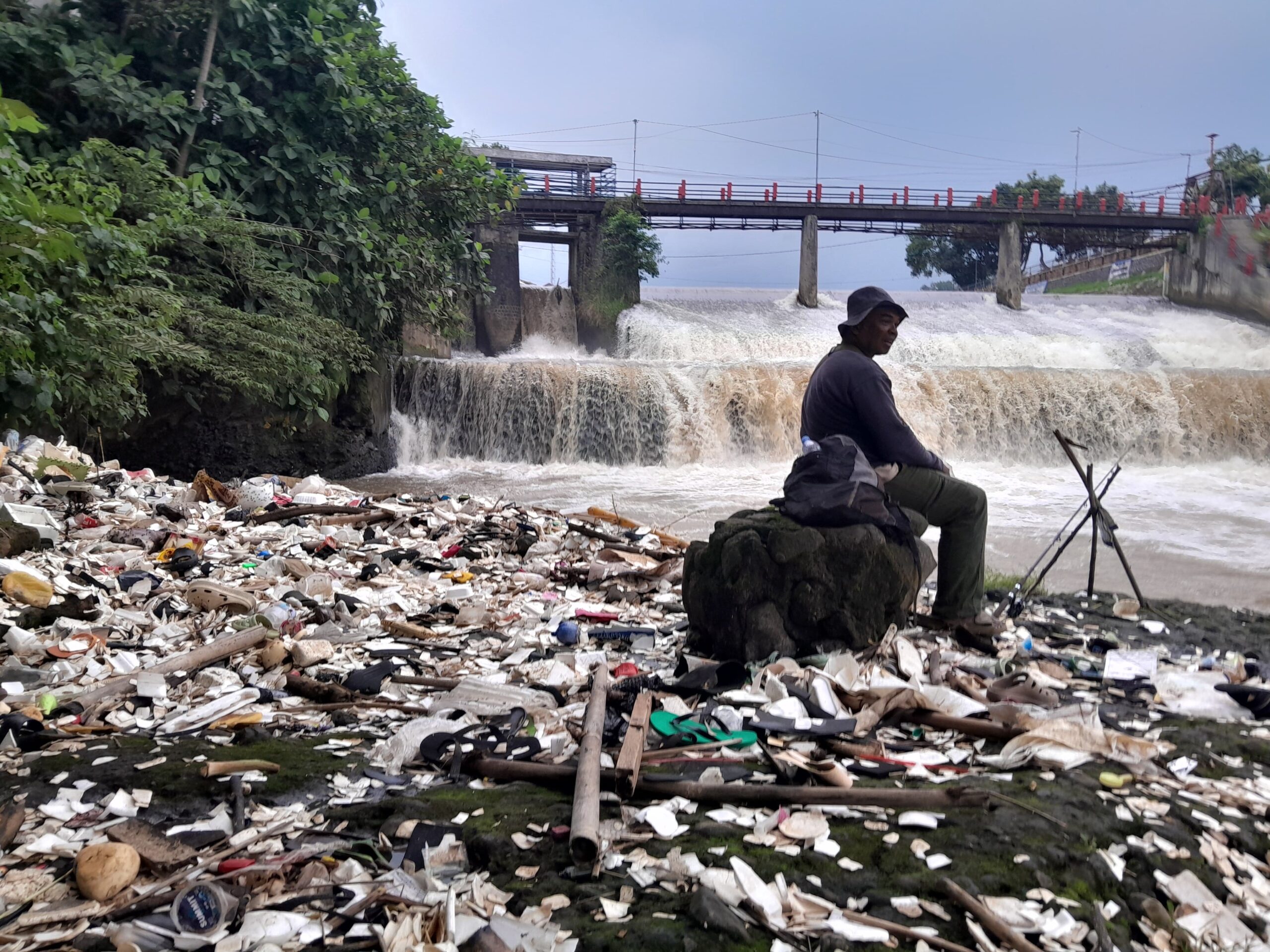 Penampakan styrofoam dan plastik di Sungai Cisadane, Empang Kota Bogor, Foto/Isitimewa