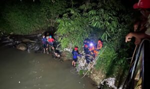 Tim SAR BPBD Kabupaten Bogor saat melakukan pencarian bocah hanyut di Sungai Ciseek, Megamedung Bogor, Foto/Istimewa Tim SAR BPBD Kabupaten Bogor saat melakukan pencarian bocah hanyut di Sungai Ciseek, Megamedung Bogor, Foto/Istimewa