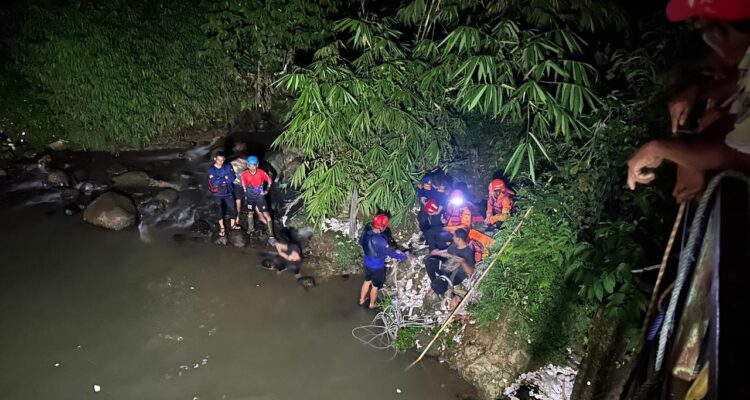 Tim SAR BPBD Kabupaten Bogor saat melakukan pencarian bocah hanyut di Sungai Ciseek, Megamedung Bogor, Foto/Istimewa