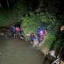 Tim SAR BPBD Kabupaten Bogor saat melakukan pencarian bocah hanyut di Sungai Ciseek, Megamedung Bogor, Foto/Istimewa