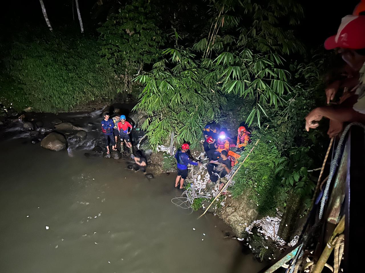 Tim SAR BPBD Kabupaten Bogor saat melakukan pencarian bocah hanyut di Sungai Ciseek, Megamedung Bogor, Foto/Istimewa