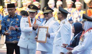 Wamendagri, Bima Arya saat memberikan penghargaan kepada Pemerintah Provinsi DKI Jakarta sebagai Penyelenggara Pemerintahan Daerah Tingkat Provinsi Terbaik se-Indonesia tahun 2025, Foto/Pemprov DKI Jakarta