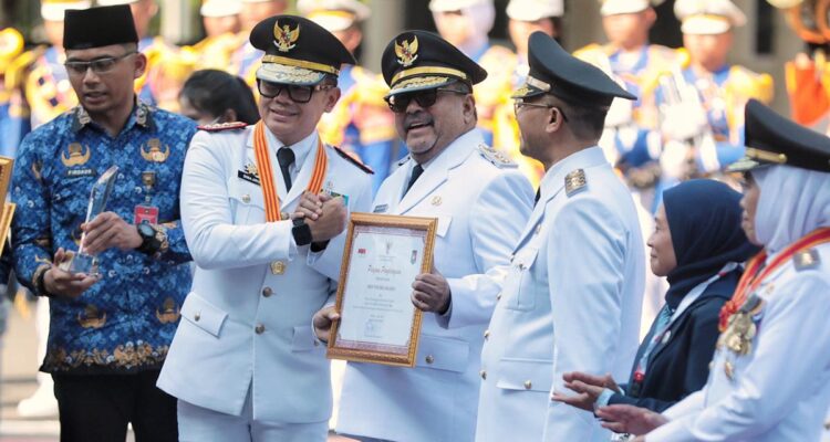 Wamendagri, Bima Arya saat memberikan penghargaan kepada Pemerintah Provinsi DKI Jakarta sebagai Penyelenggara Pemerintahan Daerah Tingkat Provinsi Terbaik se-Indonesia tahun 2025, Foto/Pemprov DKI Jakarta