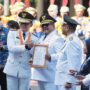 Wamendagri, Bima Arya saat memberikan penghargaan kepada Pemerintah Provinsi DKI Jakarta sebagai Penyelenggara Pemerintahan Daerah Tingkat Provinsi Terbaik se-Indonesia tahun 2025, Foto/Pemprov DKI Jakarta