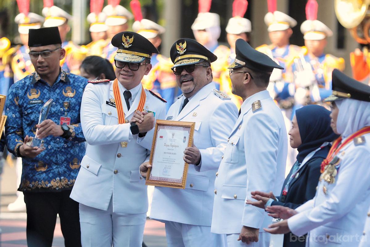 Wamendagri, Bima Arya saat memberikan penghargaan kepada Pemerintah Provinsi DKI Jakarta sebagai Penyelenggara Pemerintahan Daerah Tingkat Provinsi Terbaik se-Indonesia tahun 2025, Foto/Pemprov DKI Jakarta