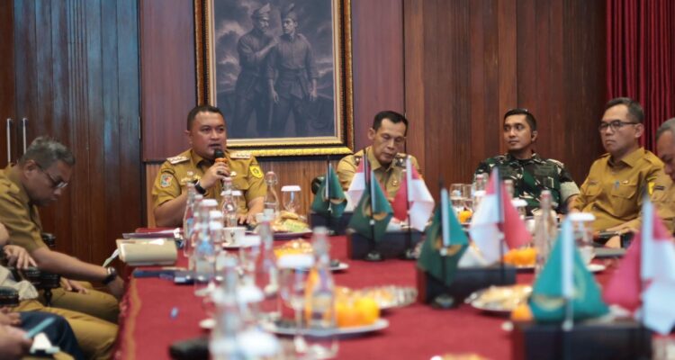 Bupati ditemani Wakil Bupati Bogor dan usnsur Forkofimda saat menggelar rapat, Foto/.Diskoiminfo Kabupaten Bogor