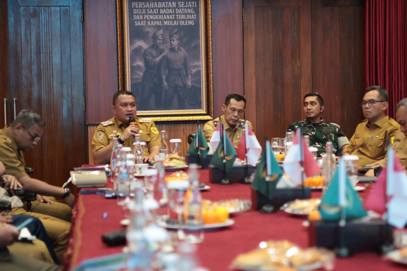 Bupati ditemani Wakil Bupati Bogor dan usnsur Forkofimda saat menggelar rapat, Foto/.Diskoiminfo Kabupaten Bogor