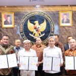 Bupati Bogor, Rudy Susmanto (kiri), Gubernur Jawa Barat, Dedi Mulyadi (Tengah), Wali Kota Bogor, Dedie A Rachim (Kanan) saat penandatangan PSEL, Foto/Diskominfo Kabupaten Bogor