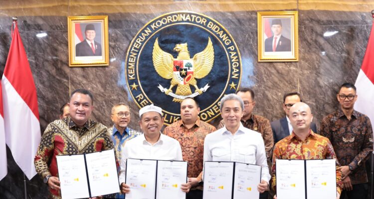 Bupati Bogor, Rudy Susmanto (kiri), Gubernur Jawa Barat, Dedi Mulyadi (Tengah), Wali Kota Bogor, Dedie A Rachim (Kanan) saat penandatangan PSEL, Foto/Diskominfo Kabupaten Bogor