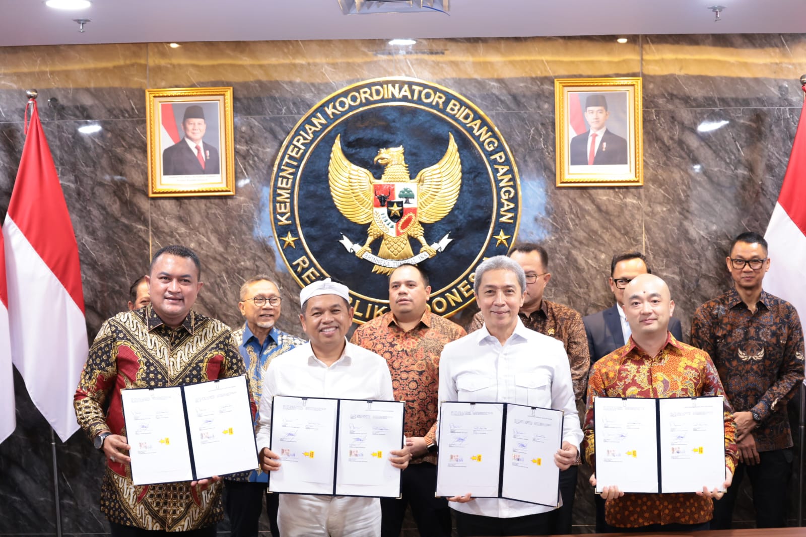 Bupati Bogor, Rudy Susmanto (kiri), Gubernur Jawa Barat, Dedi Mulyadi (Tengah), Wali Kota Bogor, Dedie A Rachim (Kanan) saat penandatangan PSEL, Foto/Diskominfo Kabupaten Bogor