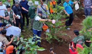 Bupati Bogor, Rudy Susmanto saat melakukan penanaman Pohon, Foto/Diskominfo Kabupaten Bogor