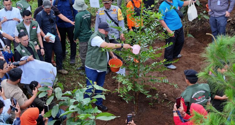 Bupati Bogor, Rudy Susmanto saat melakukan penanaman Pohon, Foto/Diskominfo Kabupaten Bogor