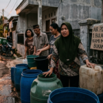 Gambar Ilustrasi warga menagntri karena AIr PDAM mati, Foto/Gemini AI