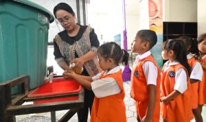 Salah satu guru yang mengajar, Foto/Kemendesmen RI