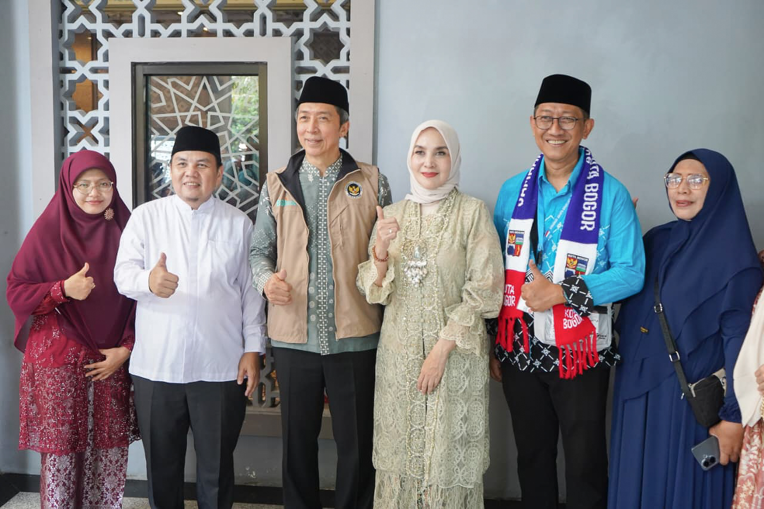 Foto Wali Kota Bogor dan Ketua DPRD KOta Bogor, Adityawarman dan jamaah haji asal Kota Bogor, Foto/Setwan DPRD Kota Bogor