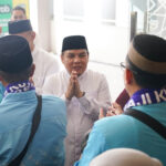 Ketua DPRD KOta Bogor, Adityawarman Adil saat mele[as rombangan haji asal Kota Bogor di MAsjid Raya Bogor, Foto/Setwan DPRD Kota Bogor