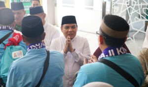 Ketua DPRD KOta Bogor, Adityawarman Adil saat mele[as rombangan haji asal Kota Bogor di MAsjid Raya Bogor, Foto/Setwan DPRD Kota Bogor