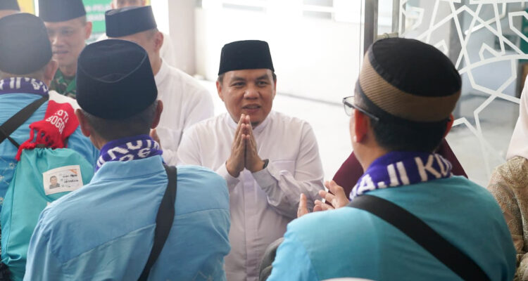 Ketua DPRD KOta Bogor, Adityawarman Adil saat mele[as rombangan haji asal Kota Bogor di MAsjid Raya Bogor, Foto/Setwan DPRD Kota Bogor