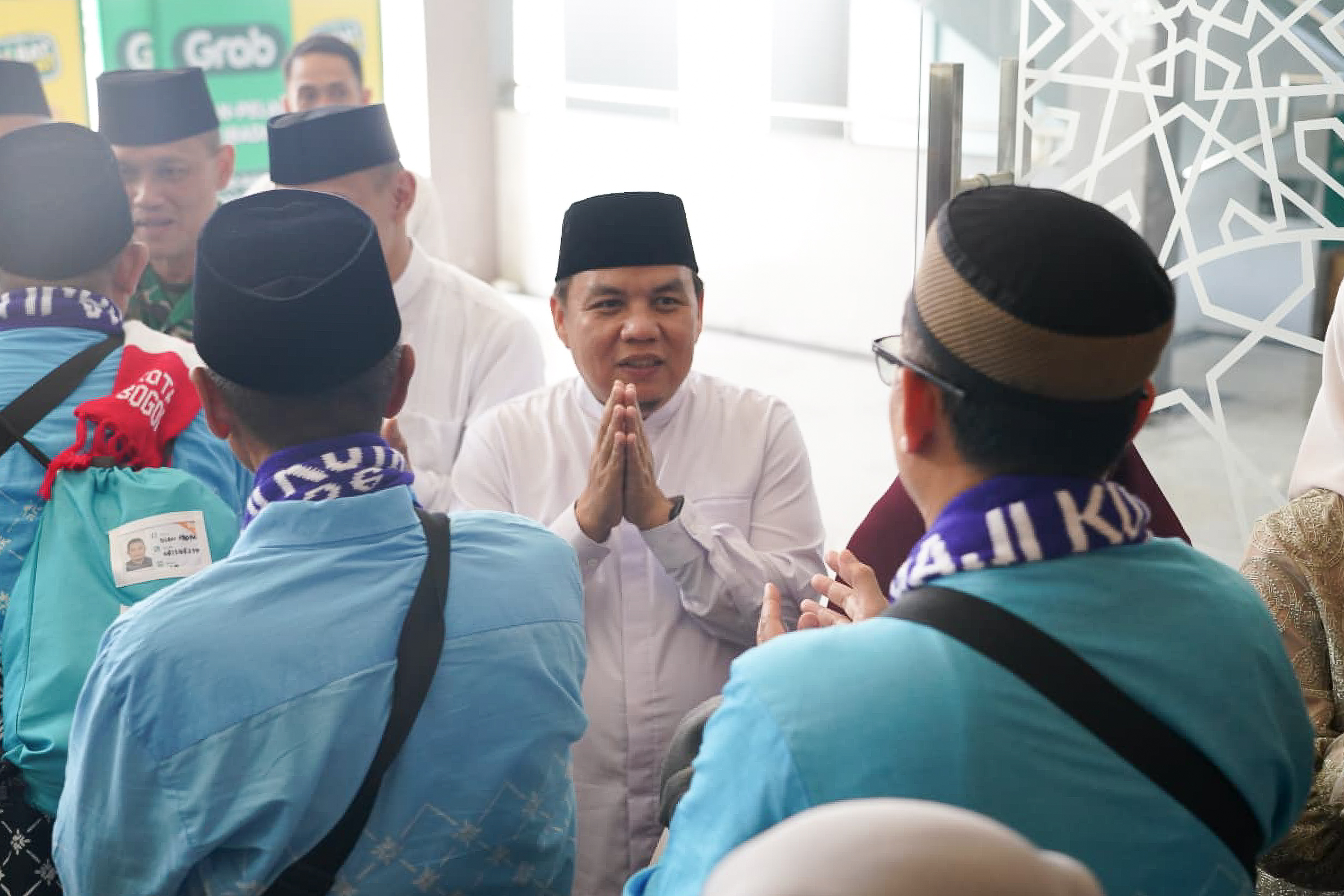 Ketua DPRD KOta Bogor, Adityawarman Adil saat mele[as rombangan haji asal Kota Bogor di MAsjid Raya Bogor, Foto/Setwan DPRD Kota Bogor