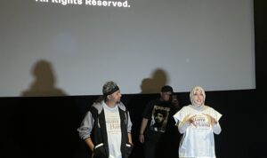 Fairuz A. Rafiq Saat menyapa penonton yang ada di Plaza Jambu Dua, Foto/Adi Wirman Fairuz A. Rafiq Saat menyapa penonton yang ada di Plaza Jambu Dua, Foto/Adi Wirman
