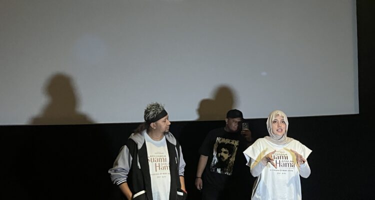 Fairuz A. Rafiq Saat menyapa penonton yang ada di Plaza Jambu Dua, Foto/Adi Wirman