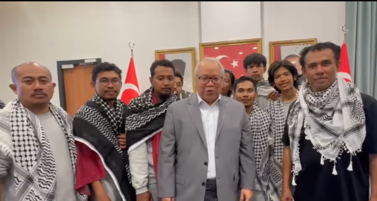 Kesembilan WNI tersebut merupakan bagian dari rombongan relawan Global Sumud Flotilla 2.0, yang di dalamnya termasuk empat orang jurnalis Indonesia. yang ditahan tentara Israel resmi dibebaskan, Foto/Instagram Kemenlu
