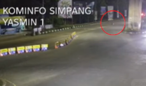 Sebuah rekaman kamera pengawas (CCTV) milik pengelola jalan tol BORR menjadi bukti krusial dalam mengungkap aksi pembunuhan keji di Kota Bogor.