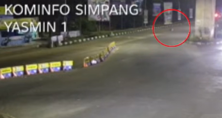 Sebuah rekaman kamera pengawas (CCTV) milik pengelola jalan tol BORR menjadi bukti krusial dalam mengungkap aksi pembunuhan keji di Kota Bogor.