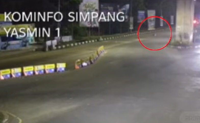 Sebuah rekaman kamera pengawas (CCTV) milik pengelola jalan tol BORR menjadi bukti krusial dalam mengungkap aksi pembunuhan keji di Kota Bogor.