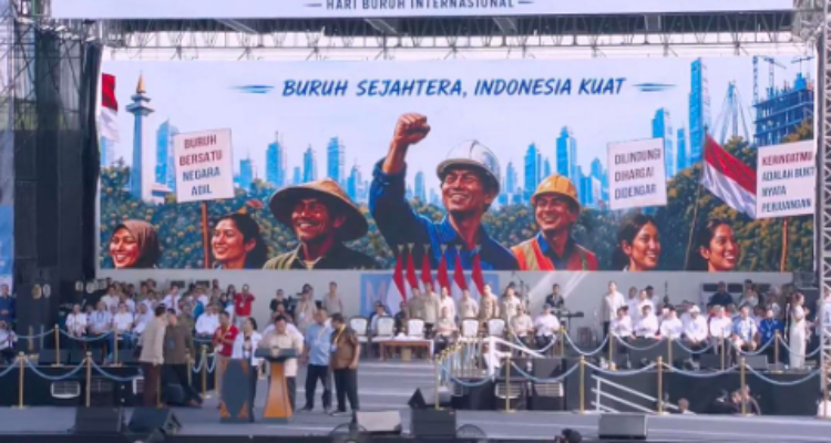 Presiden Prabowo Subianto menghadiri langsung peringatan Hari Buruh Internasional (May Day) bersama ribuan pekerja di Lapangan Silang Monumen Nasional (Monas), Jakarta, Foto/Isitmewa