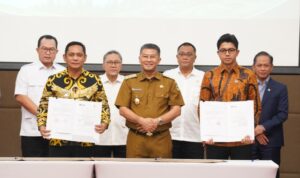 Plt. Bupati Bekasi, Asep Surya Atmaja, secara resmi menandatangani Nota Kesepahaman (MoU) Pembangunan Pengolahan Sampah menjadi Energi Listrik (PSEL), Foto/Isitimewa Plt. Bupati Bekasi, Asep Surya Atmaja, secara resmi menandatangani Nota Kesepahaman (MoU) Pembangunan Pengolahan Sampah menjadi Energi Listrik (PSEL), Foto/Isitimewa