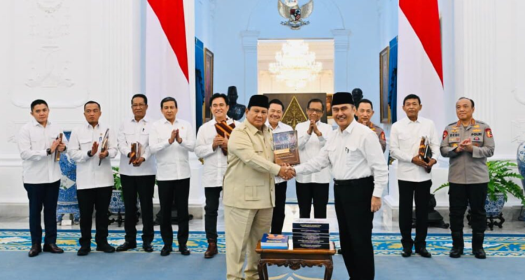 Presiden Prabowo Subianto menerima Komisi Percepatan Reformasi Polri (KPRP) di Istana Merdeka, Jakarta, pada Selasa, 5 Mei 2026. Foto: BPMI Setpres/Laily Rachev