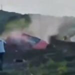 Aksi Kejar-kejaran dengan terduga pelaku pembunuhan terhadap wanita yang ditemukan tewas di Jalan Sholeh Iskandar berlangsung dramatis hingga mobilnya terguling, Foto/SS Video