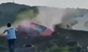 Aksi Kejar-kejaran dengan terduga pelaku pembunuhan terhadap wanita yang ditemukan tewas di Jalan Sholeh Iskandar berlangsung dramatis hingga mobilnya terguling, Foto/SS Video