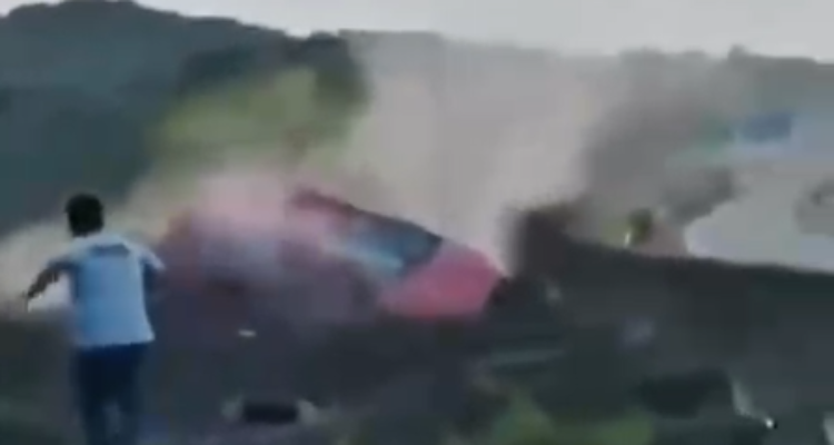 Aksi Kejar-kejaran dengan terduga pelaku pembunuhan terhadap wanita yang ditemukan tewas di Jalan Sholeh Iskandar berlangsung dramatis hingga mobilnya terguling, Foto/SS Video