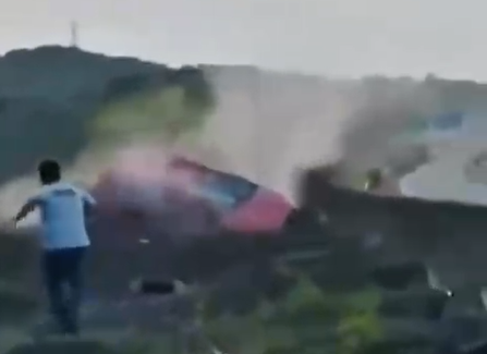 Aksi Kejar-kejaran dengan terduga pelaku pembunuhan terhadap wanita yang ditemukan tewas di Jalan Sholeh Iskandar berlangsung dramatis hingga mobilnya terguling, Foto/SS Video