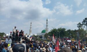 Aliansi masyarakat dari Kecamatan Cigudeg, Rumpin, dan Parung Panjang saat berunjuk rasa di Kantor Bupati Bogor, Foto/Isitimewa