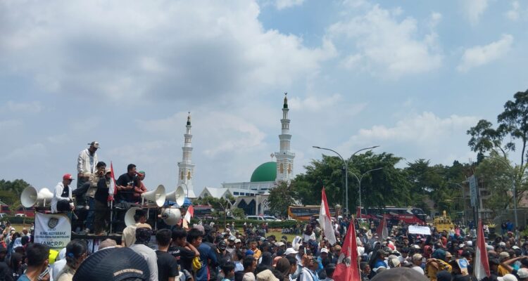 Aliansi masyarakat dari Kecamatan Cigudeg, Rumpin, dan Parung Panjang saat berunjuk rasa di Kantor Bupati Bogor, Foto/Isitimewa