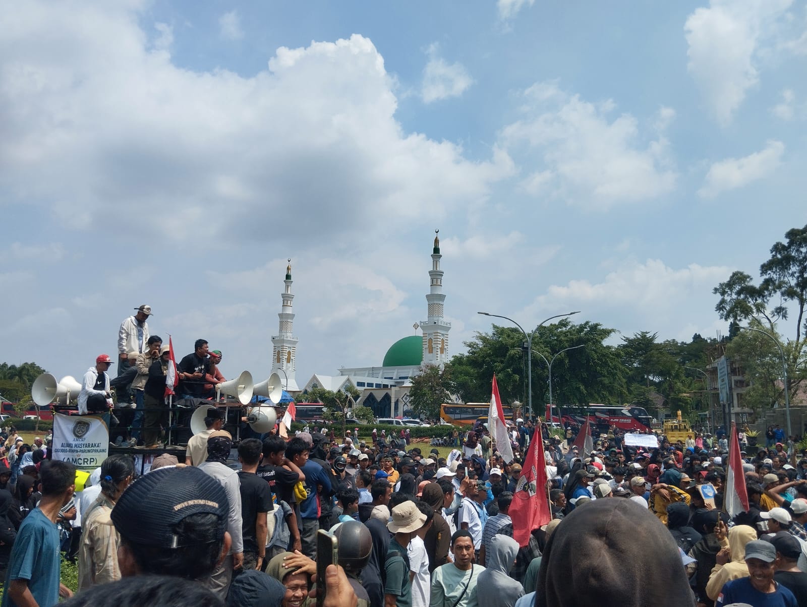 Aliansi masyarakat dari Kecamatan Cigudeg, Rumpin, dan Parung Panjang saat berunjuk rasa di Kantor Bupati Bogor, Foto/Isitimewa