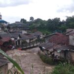 jembatan penghubung vital di Kampung Cibalagung, Kelurahan Pasir Jaya, ambruk total, Foto/Maya Melina