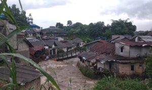 jembatan penghubung vital di Kampung Cibalagung, Kelurahan Pasir Jaya, ambruk total, Foto/Maya Melina