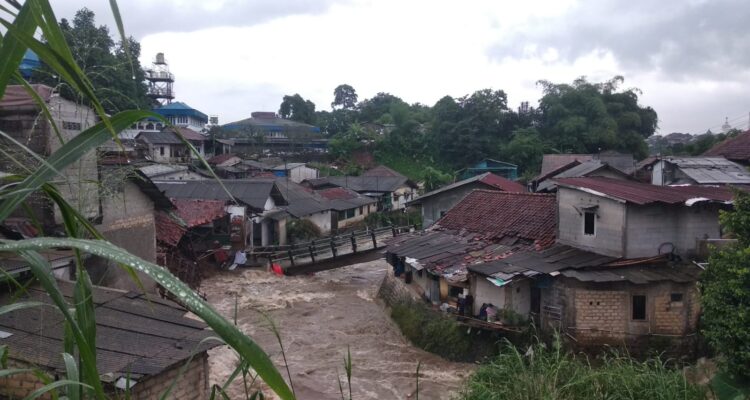 jembatan penghubung vital di Kampung Cibalagung, Kelurahan Pasir Jaya, ambruk total, Foto/Maya Melina