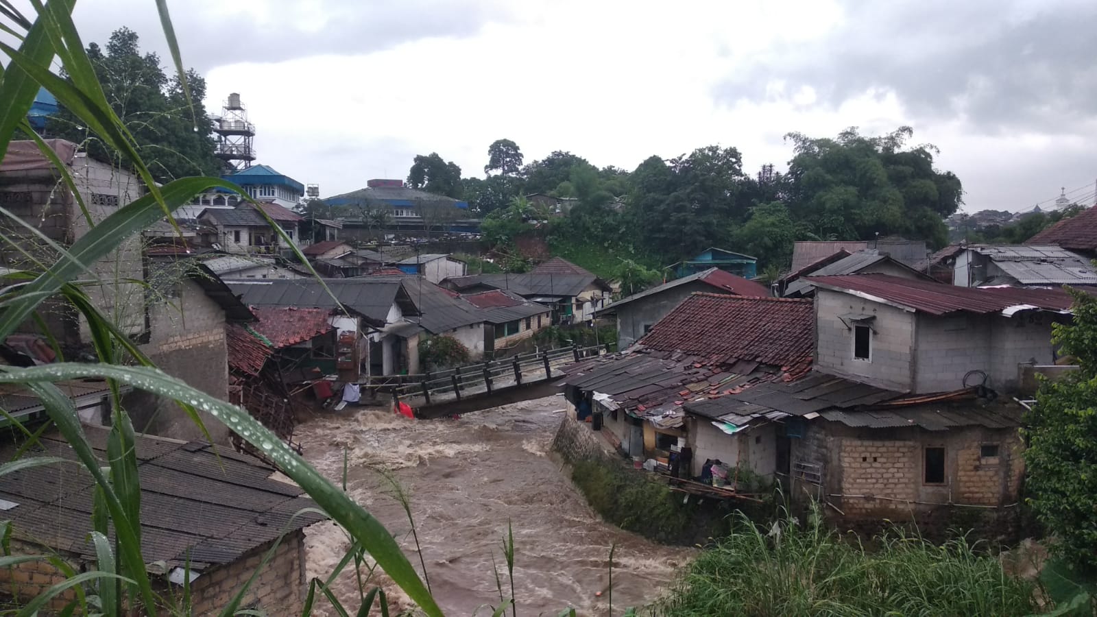 jembatan penghubung vital di Kampung Cibalagung, Kelurahan Pasir Jaya, ambruk total, Foto/Maya Melina