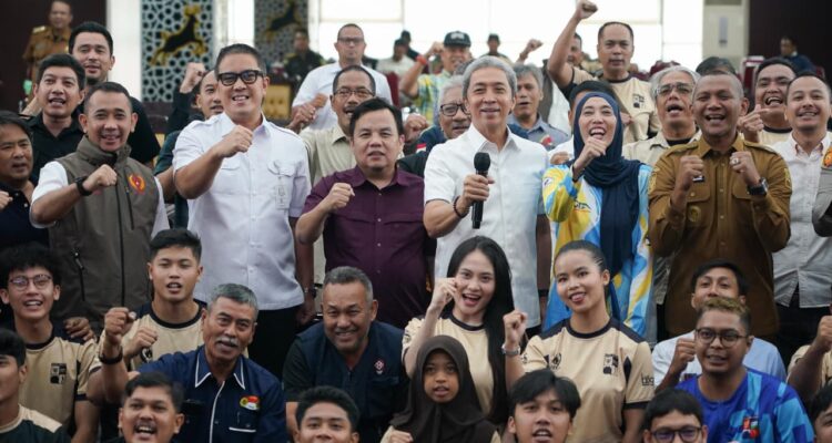 Foto bersama Wali kota dan Wakil Walikota Bogor, Dedie A Rachim- Jenal Mutaqin dengan Ketua DPRD Kota Bogor Aditya Warman serta para Atlet yang akan bertanding di Porprov 2026, Foto/Istimewa
