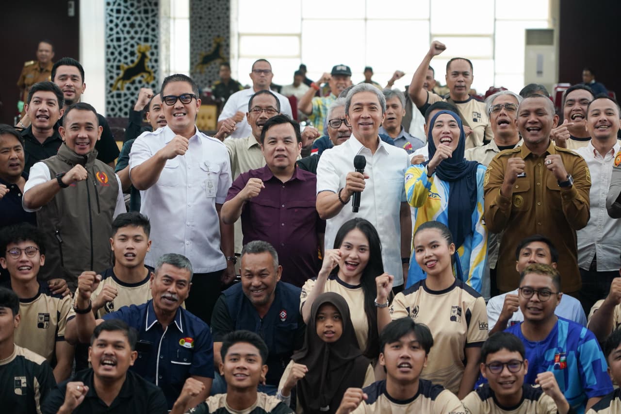 Foto bersama Wali kota dan Wakil Walikota Bogor, Dedie A Rachim- Jenal Mutaqin dengan Ketua DPRD Kota Bogor Aditya Warman serta para Atlet yang akan bertanding di Porprov 2026, Foto/Istimewa