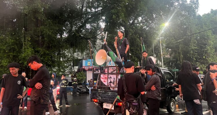 HMI MPO Bogor saat melakukan aksi Unjuk rasa di Istana Bogor, Foto/Adi Wirman