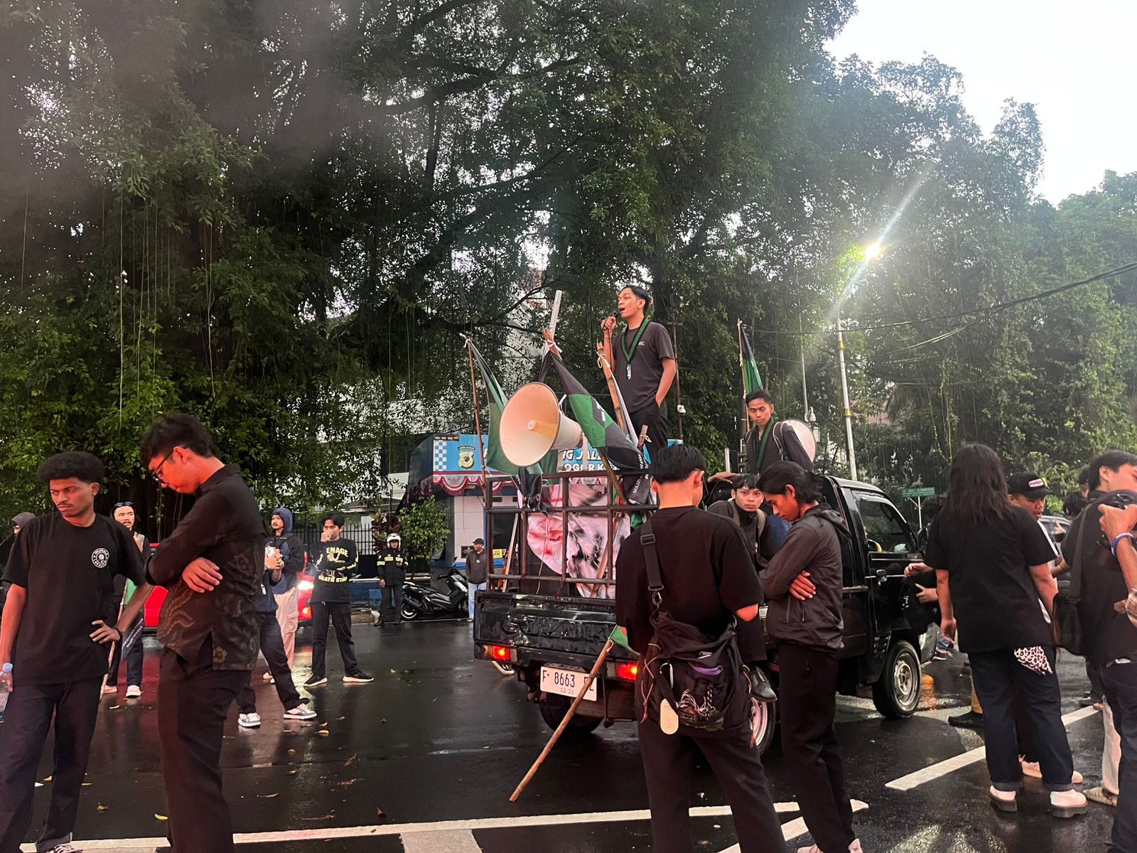HMI MPO Bogor saat melakukan aksi Unjuk rasa di Istana Bogor, Foto/Adi Wirman
