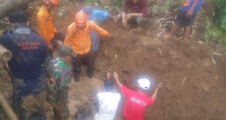 evakuasi korban tertimbun longsor di dramaga Bogor, Foto/Isitimewa